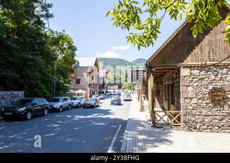 Dilijan, Armenien - 6. Juli 2024: Blick auf die Myasnikyan Straße in Dilijan, Armenien an sonnigen Sommertagen Stockfoto