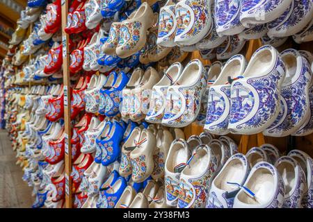 Niederlande. Klomps kaufen in Zaanse Schans. Ein Schaufenster mit vielen Reihen von Schuhen Stockfoto