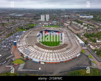 Luftaufnahme von der Drohne des Hampden Park Fußballstadions in Glasgow, Schottland, Großbritannien Stockfoto