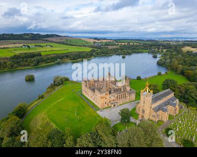 Aus der Vogelperspektive von der Drohne auf den Linlithgow Palace und die St. Michaels Parish Church, Linlithgow, Schottland, Großbritannien Stockfoto