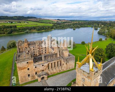 Aus der Vogelperspektive von der Drohne des Linlithgow Palace und des Kirchturms St. Michaels Parish Church, Linlithgow, Schottland, Großbritannien Stockfoto