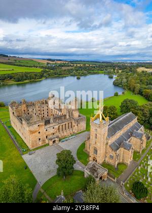 Aus der Vogelperspektive von der Drohne auf den Linlithgow Palace und die St. Michaels Parish Church, Linlithgow, Schottland, Großbritannien Stockfoto