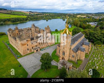 Aus der Vogelperspektive von der Drohne auf den Linlithgow Palace und die St. Michaels Parish Church, Linlithgow, Schottland, Großbritannien Stockfoto