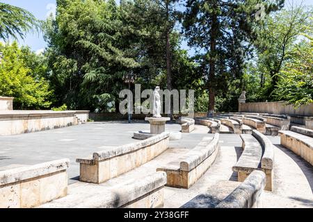 Dilijan, Armenien - 6. Juli 2024: Blick auf das moderne Amphitheater in der Stadt Dilijan, Armenien an sonnigen Sommertagen Stockfoto