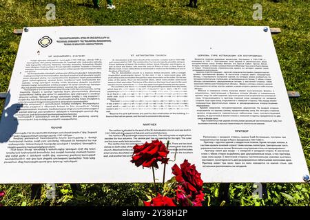 Goschavank, Armenien - 6. Juli 2024: Informationsstand mit Beschreibung der Kirche St. Astvatsatsin im Kloster Goschavank, Armenien an sonnigen Sommertagen Stockfoto