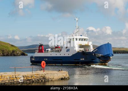Die Unst- und Fetlar-Fähre, Bigga, erreicht den Gutcher-Fährhafen auf der Insel Yell, Shetland Islands. Stockfoto