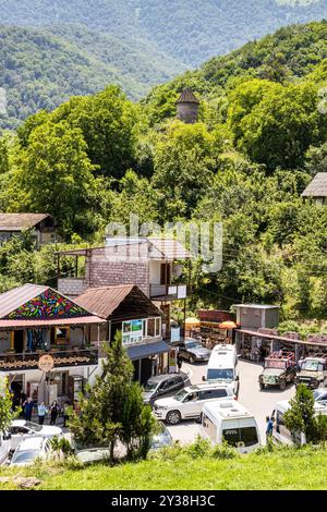 Gosh, Armenien - 6. Juli 2024: Blick auf den Parkplatz und das Hotel im Dorf Gosh in der Nähe des Klosters Goshavank, Armenien an sonnigen Sommertagen Stockfoto