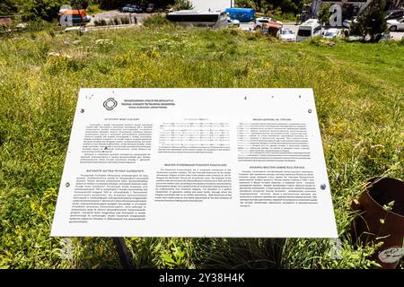 Goschavank, Armenien - 6. Juli 2024: Informationsstand mit Beschreibung der Kirche St. Grigor im Kloster Goschavank, Armenien an sonnigen Sommertagen Stockfoto