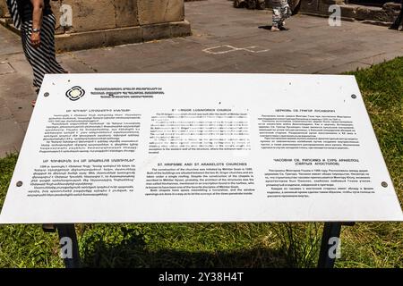 Goschavank, Armenien - 6. Juli 2024: Informationsstand mit Beschreibung der Kirche Grigor Lusavorich im Kloster Goschavank, Armenien an sonnigen Sommertagen Stockfoto
