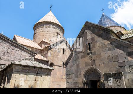 Goschavank, Armenien - 6. Juli 2024: Blick auf die Kirchen im Kloster Goschavank, Armenien an sonnigen Sommertagen Stockfoto