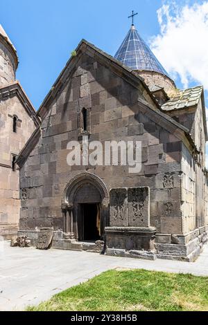 Goschavank, Armenien - 6. Juli 2024: Grigor-Lusavorich-Kirche im Goschavank-Kloster, Armenien an sonnigen Sommertagen Stockfoto