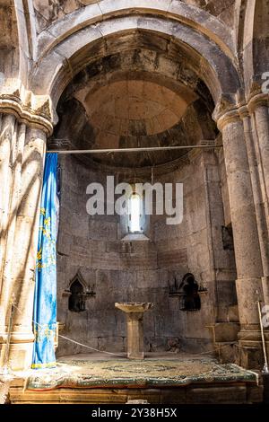 Gosh, Armenien - 6. Juli 2024: Altar in der Kapelle im Kloster Goschavank, Armenien am sonnigen Sommertag Stockfoto