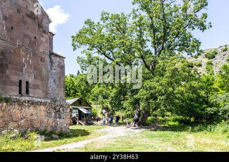 Gosh, Armenien - 6. Juli 2024: Stall im Hinterhof des Klosters Goschavank in Armenien an sonnigen Sommertagen Stockfoto