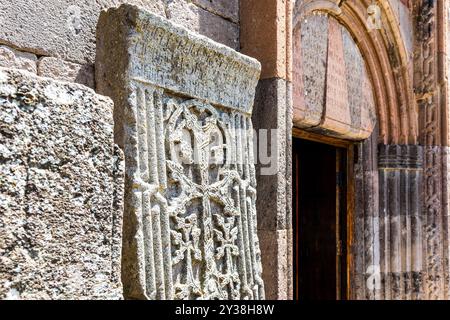 Gosh, Armenien - 6. Juli 2024: Khatchkar und Tor der Kirche Saint Gevorg im Dorf Gosh, Armenien an sonnigen Sommertagen Stockfoto