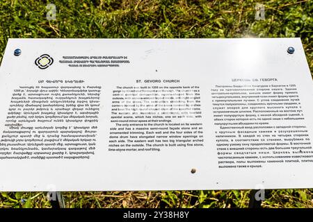 Gosh, Armenien - 6. Juli 2024: Informationsstand mit Beschreibung der Kirche St. Gevorg im Dorf Gosh, Armenien an sonnigen Sommertagen Stockfoto