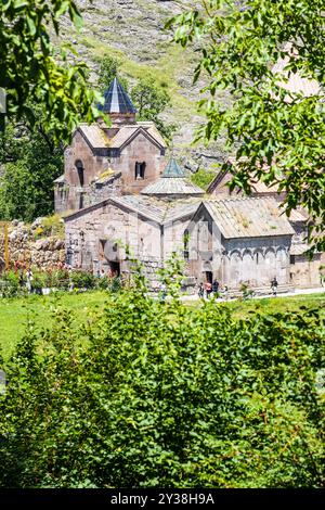 Gosh, Armenien - 6. Juli 2024: Blick auf die Kirchen des Goschavank-Klosters durch grüne Blätter, Armenien am sonnigen Sommertag von der St. Gevorg-Kirche Stockfoto