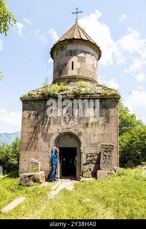Gosh, Armenien - 6. Juli 2024: Vorderansicht der Kirche Saint Gevorg im Dorf Gosh, Armenien an sonnigen Sommertagen Stockfoto