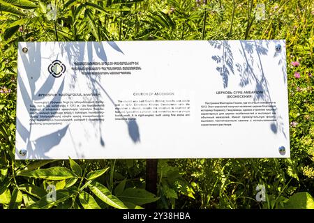 Gosh, Armenien - 6. Juli 2024: Informationsstand mit Beschreibung der Himmelfahrtskirche im Dorf Gosh, Armenien am sonnigen Sommertag Stockfoto