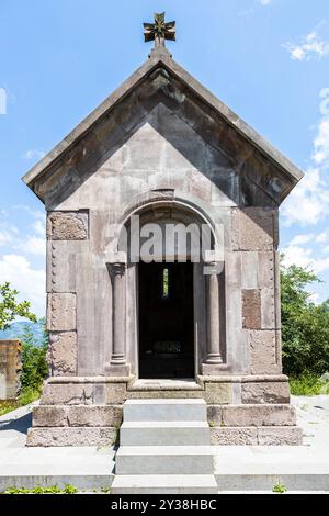 Gosh, Armenien - 6. Juli 2024: Vorderansicht der Himmelfahrtskirche im Dorf Gosh, Armenien am sonnigen Sommertag Stockfoto