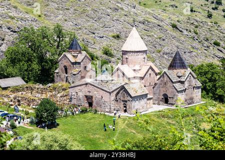 Gosh, Armenien - 6. Juli 2024: Blick über dem Kloster Goschavank, Armenien im Dorf Gosh, Armenien am sonnigen Sommertag von der Himmelfahrtskirche Stockfoto
