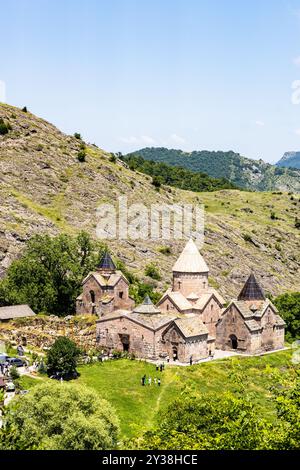 Gosh, Armenien - 6. Juli 2024: Blick auf das Kloster Goschavank, Armenien im Dorf Gosh, Armenien am sonnigen Sommertag von der Himmelfahrtskirche Stockfoto