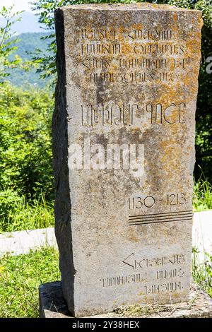 Gosh, Armenien - 6. Juli 2024: Grabstein in der Nähe der Himmelfahrtskirche im Dorf Gosh, Armenien an sonnigen Sommertagen Stockfoto