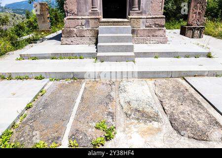 Gosh, Armenien - 6. Juli 2024: Alte Gräber vor der Himmelfahrtskirche im Dorf Gosh, Armenien am sonnigen Sommertag Stockfoto