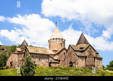 Gosh, Armenien - 6. Juli 2024: Unteransicht des Klosters Goschavank, Armenien im Dorf Gosh, Armenien an sonnigen Sommertagen Stockfoto