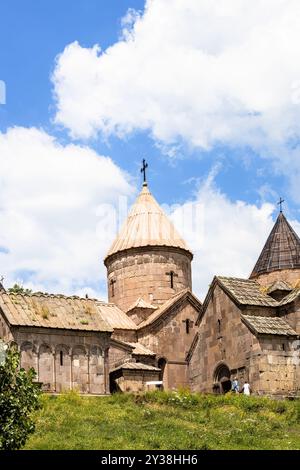 Gosh, Armenien - 6. Juli 2024: Blick auf das Kloster Goschavank, Armenien vom Dorf Gosh, Armenien an sonnigen Sommertagen Stockfoto