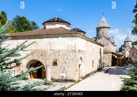 Dilijan, Armenien - 6. Juli 2024: Blick auf das Kloster Haghartsin in der Nähe der Stadt Dilijan in der armenischen Provinz Tavush an sonnigen Sommertagen Stockfoto