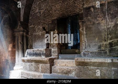 Dilijan, Armenien - 6. Juli 2024: Tor der Kirche St. Gregor (Surb Grigor) von Gavit im Kloster Haghartsin in der Nähe der Stadt Dilijan in der Provinz Tavush Stockfoto