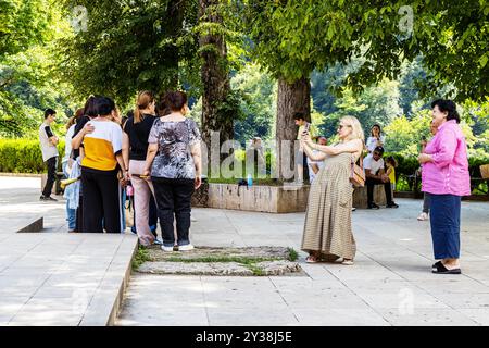 Dilijan, Armenien - 6. Juli 2024: Touristen machen Fotos auf dem Innenhof des Klosters Haghartsin in der Nähe der Stadt Dilijan in der armenischen Provinz Tavush auf der Sonne Stockfoto