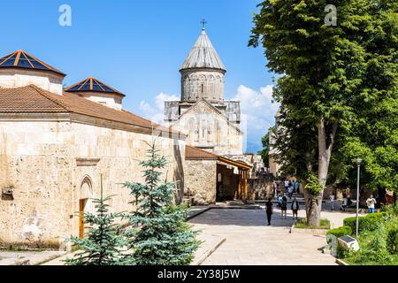 Dilijan, Armenien - 6. Juli 2024: Blick auf das Kloster Haghartsin mit der Kirche St. Astvatsatsin in der Nähe der Stadt Dilijan in der armenischen Provinz Tavush auf der Sonne Stockfoto