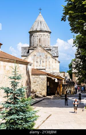 Dilijan, Armenien - 6. Juli 2024: Blick auf die Kirche Surb Astvatsatsin im Kloster Haghartsin mit der nahe gelegenen Stadt Dilijan in der armenischen Provinz Tavush Stockfoto