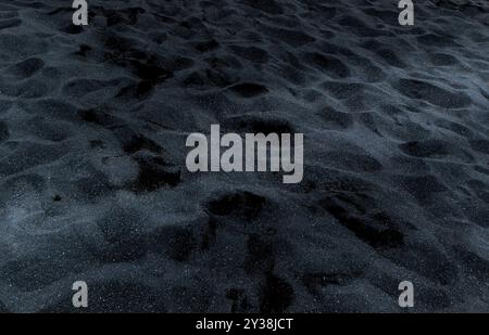 Detail mit schwarzem Sandstrand, vulkanischem Ursprung. Texturhintergrund. Nahaufnahme Stockfoto