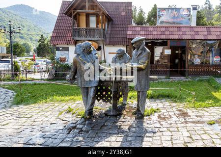 Dilijan, Armenien - 6. Juli 2024: Denkmal für Figuren des sowjetischen Films Mimino auf dem städtischen Platz in Dilijan am sonnigen Sommerabend Stockfoto