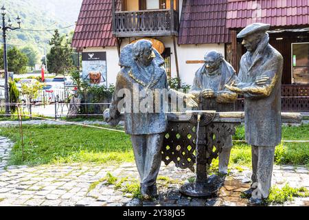 Dilijan, Armenien - 6. Juli 2024: Skulpturen von Helden des sowjetischen Films Mimino auf dem städtischen Platz in Dilijan am sonnigen Sommerabend Stockfoto