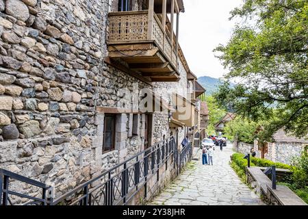 Dilijan, Armenien - 7. Juli 2024: Blick auf die historische Sharambeyan Straße in Dilijan am Sommermorgen Stockfoto