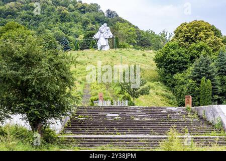 Dilijan, Armenien - 7. Juli 2024: Blick auf das Denkmal für die sowjetischen Soldaten des Großen Vaterländischen Krieges in Dilijan auf grünem Hügel am Sommertag in Dil Stockfoto