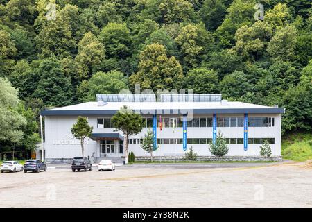 Dilijan, Armenien - 7. Juli 2024: Bau des Sportschulkomplexes in Dilijan, Armenien an bewölkten Sommertagen Stockfoto