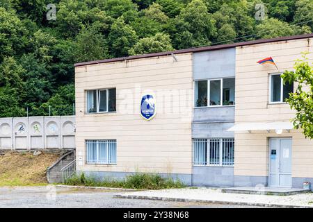 Dilijan, Armenien - 7. Juli 2024: Gebäude der Impulse Football Academy in Dilijan, Armenien an bewölkten Sommertagen Stockfoto