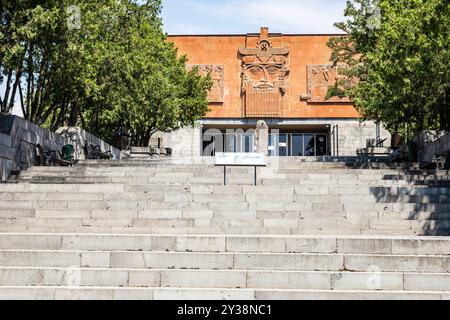 Jerewan, Armenien - 10. Juli 2024: Treppe zum Gebäude des Erebuni-Festungsmuseums in Jerewan an sonnigen Sommertagen Stockfoto