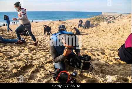 Gazastreifen, 29. Januar 2019. Während einer Demonstration am Ufer in der Nähe von Beit Lahia im nördlichen Gazastreifen wurden einige Palästinenser verletzt, während einige während eines wöchentlichen Protestes gegen die israelische Marineblockade in kleinen Fischerbooten mit palästinensischer Flagge ins Mittelmeer starteten. Einige Palästinenser schleuderten Steine in Richtung des Zauns auf die israelischen Streitkräfte, die mit lebender Munition und Tränengas auf Demonstranten feuerten, wobei einige von ihnen verletzt wurden. Auch Journalisten, die über die Demonstration berichteten, waren vom Tränengas betroffen. Die israelische Armee erlaubt palästinensischen Fischern im Gaz Stockfoto