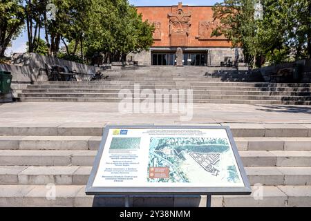 Jerewan, Armenien - 10. Juli 2024: Karte und Stufen zum Museum der Festung Erebuni in Jerewan an sonnigen Sommertagen Stockfoto