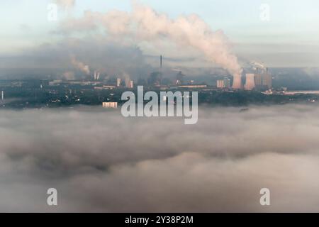 Duisburg, Deutschland. September 2024. Am frühen Morgen kann man über Duisburg Nebel sehen (mit einer Drohne geschossen). Quelle: Christoph Reichwein/dpa/Alamy Live News Stockfoto