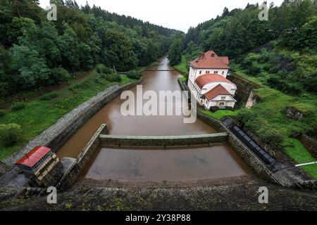 Bila Tremesna, Tschechische Republik. September 2024. Die Wasserverwalter haben begonnen, mehr Wasser aus dem Stausee Les Kralovstvi an der Elbe zu entwässern, da Überschwemmungen in Bila Tremesna (Tschechische Republik) am 13. September 2024 drohen. Meteorologen zufolge soll es stark regnen, was den Flussspiegel deutlich erhöhen könnte. Quelle: David Tanecek/CTK Photo/Alamy Live News Stockfoto