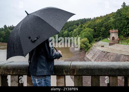 Bila Tremesna, Tschechische Republik. September 2024. Die Wasserverwalter haben begonnen, mehr Wasser aus dem Stausee Les Kralovstvi an der Elbe zu entwässern, da Überschwemmungen in Bila Tremesna (Tschechische Republik) am 13. September 2024 drohen. Meteorologen zufolge soll es stark regnen, was den Flussspiegel deutlich erhöhen könnte. Quelle: David Tanecek/CTK Photo/Alamy Live News Stockfoto