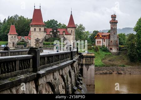 Bila Tremesna, Tschechische Republik. September 2024. Die Wasserverwalter haben begonnen, mehr Wasser aus dem Stausee Les Kralovstvi an der Elbe zu entwässern, da Überschwemmungen in Bila Tremesna (Tschechische Republik) am 13. September 2024 drohen. Meteorologen zufolge soll es stark regnen, was den Flussspiegel deutlich erhöhen könnte. Quelle: David Tanecek/CTK Photo/Alamy Live News Stockfoto