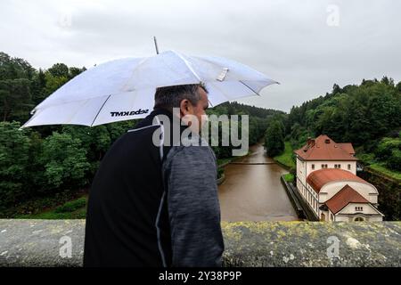 Bila Tremesna, Tschechische Republik. September 2024. Die Wasserverwalter haben begonnen, mehr Wasser aus dem Stausee Les Kralovstvi an der Elbe zu entwässern, da Überschwemmungen in Bila Tremesna (Tschechische Republik) am 13. September 2024 drohen. Meteorologen zufolge soll es stark regnen, was den Flussspiegel deutlich erhöhen könnte. Quelle: David Tanecek/CTK Photo/Alamy Live News Stockfoto