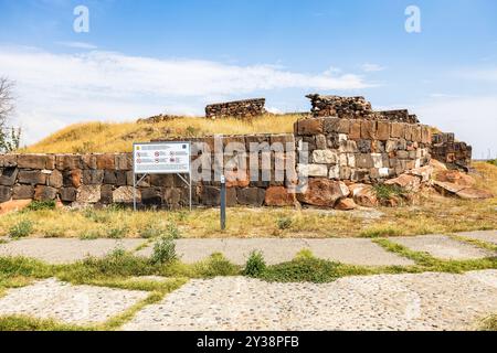 Jerewan, Armenien - 10. Juli 2024: Mauerruinen in der Festung Erebuni in Jerewan am sonnigen Sommertag Stockfoto